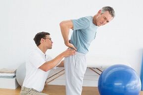 zdravnik pregleda spodnji del hrbta zaradi osteohondroze
